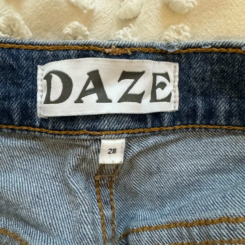 Blue Boyfriend Jeans with Modern Fit and Distressed Look - Picture 3 of 4